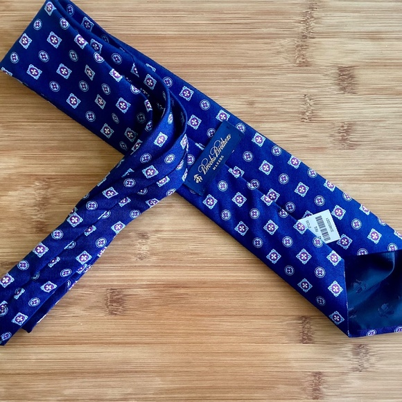 NWT Brooks Brothers Blue Medallion 100% Silk Mens Necktie Preppy Career USA - Picture 7 of 8